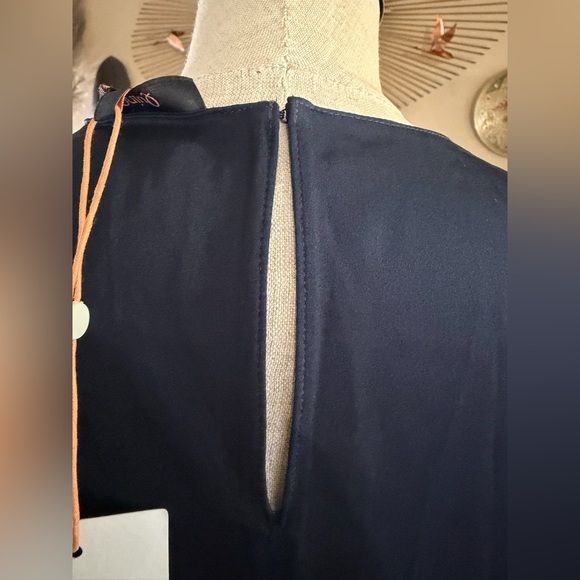 Quince Washable Stretch Silk Shell Tank in Navy M - Picture 10 of 13